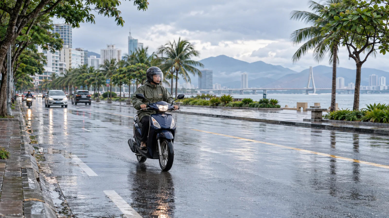 Người đi xe máy an toàn trên đường ven sông Đà Nẵng sau mưa