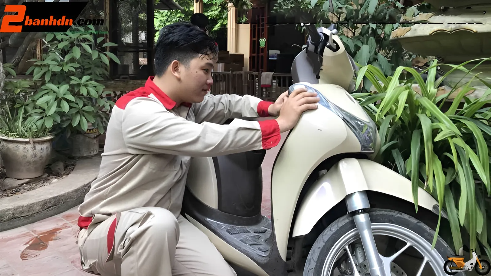 nhân viên đang sửa xe