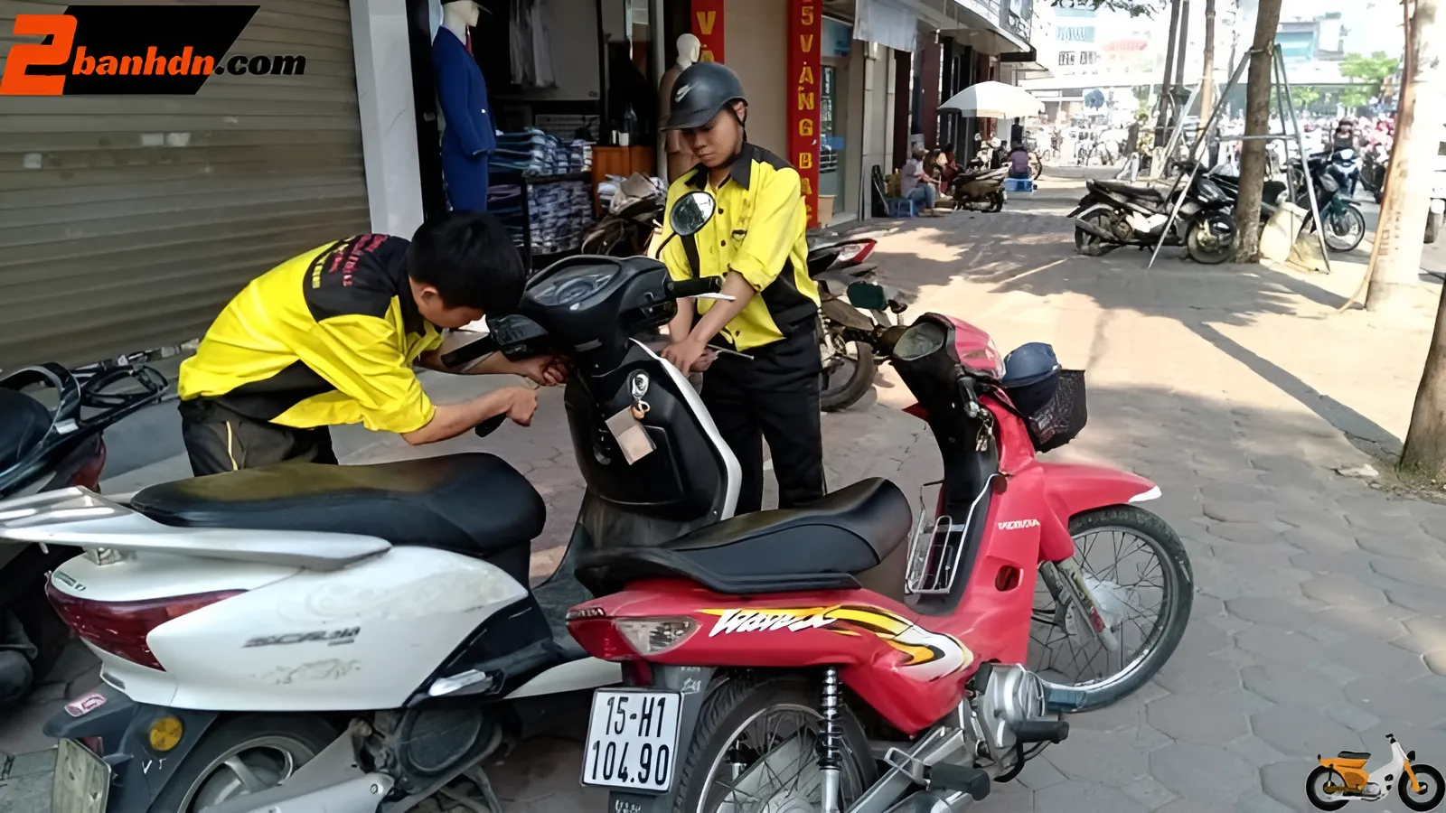 nhân viên đang sửa xe cho khách