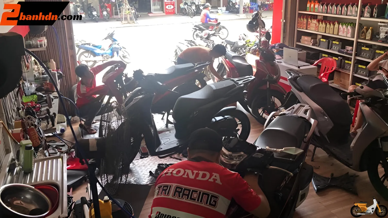 nhân viên đang sửa xe