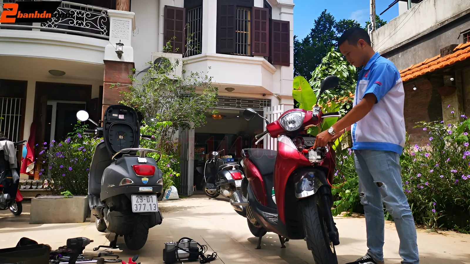 nhân viên đang sửa xe cho khách