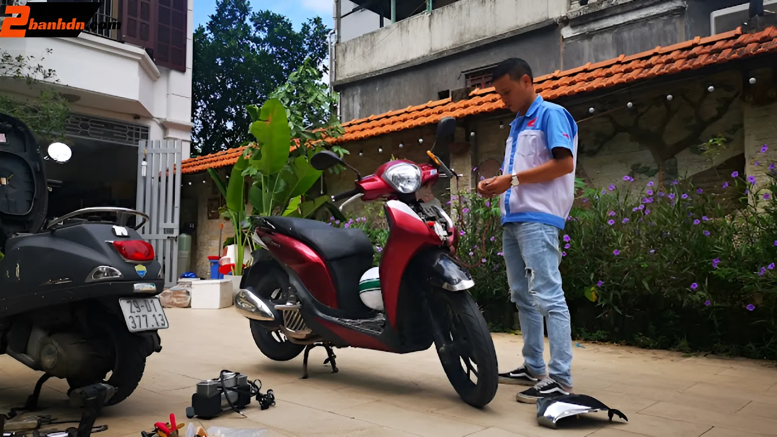nhân viên đang sửa xe
