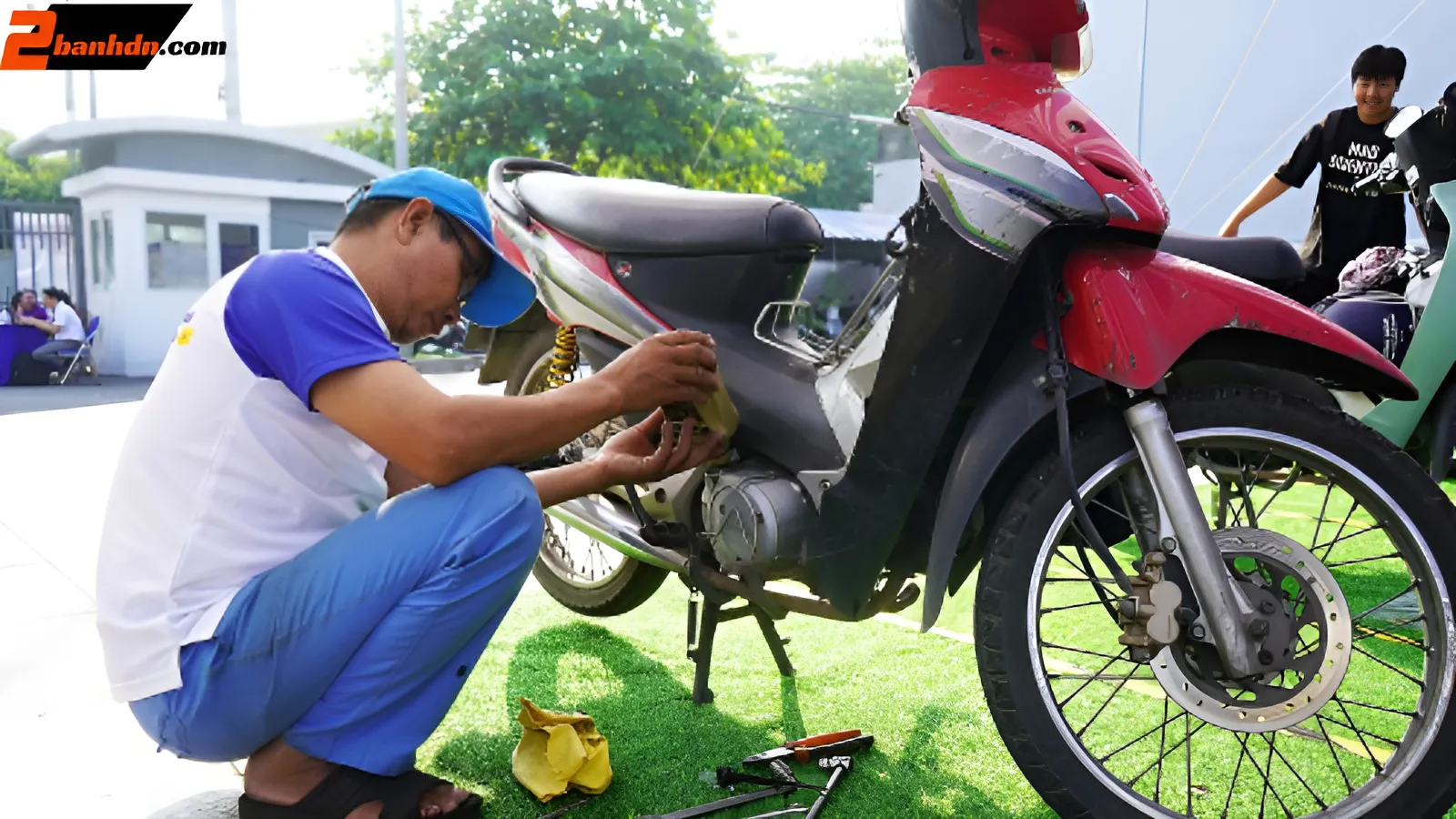 nhân viên đang sửa xe