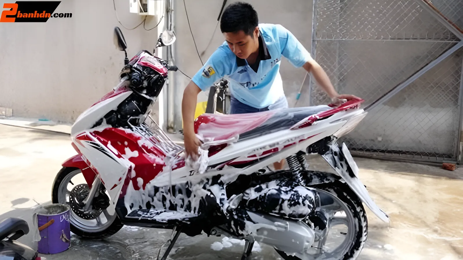 nhân viên đang rửa xe