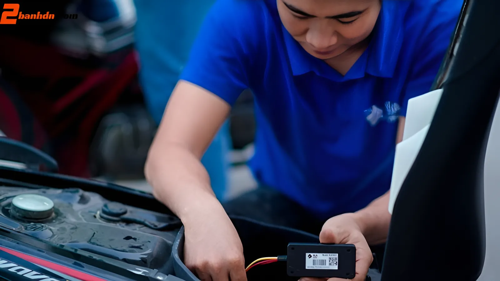 nhân viên đang lắp định vị